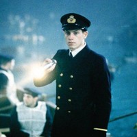 Masih ingat petugas kapal Harold Lowe yang ikonik di Titanic? Ioan Gruffudd memerankan karakter itu saat usianya 24 tahun. Foto: Dok. Paramount Pictures