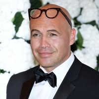 Pada 2018, di usia 52 tahun, Billy tampil dengan kepala botak licin. Setelah Titanic ia membintangi sejumlah film seperti White Island, The Great War dan Ghosts of War. Foto: Getty Images/Pascal Le Segretain