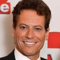 Kini Ioan sudah menikah dan memiliki dua anak. Dia juga terlibat dalam beberapa proyek film dan serial, beberapa di antaranya Harrow dan Amazing Grace. Ini penampilan sang aktor di usia 45 tahun. Foto: Getty Images/Pascal Le Segretain