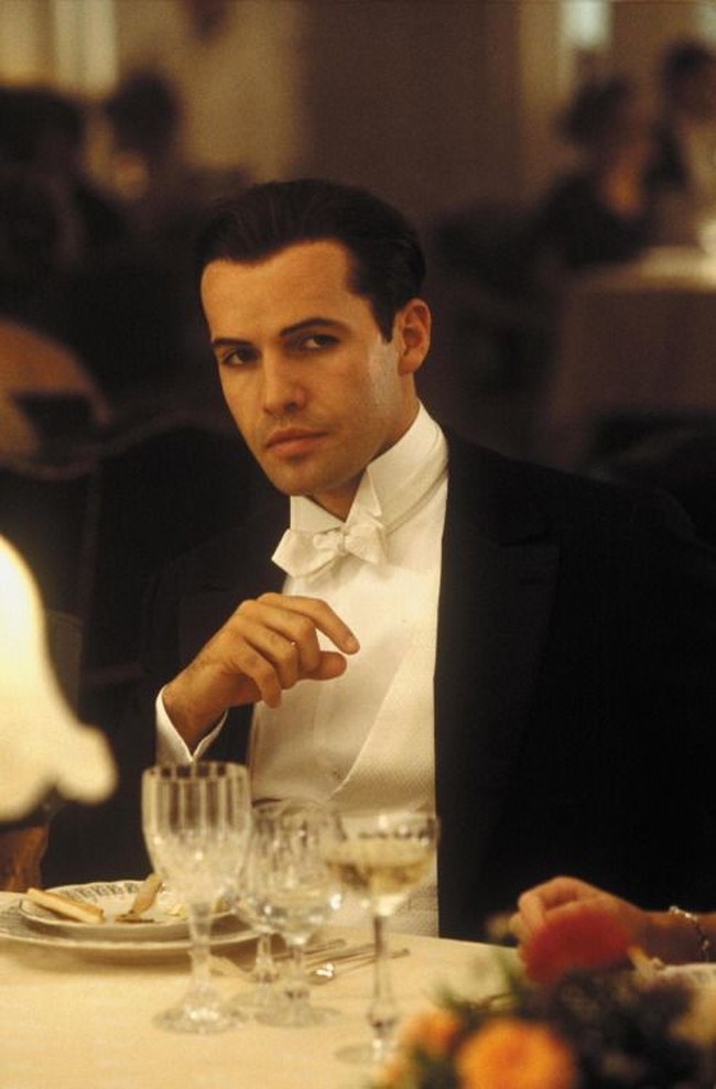 Billy Zane sukses membuat banyak orang benci padanya karena memerankan pria otoriter, egois dan licik, tunangan Rose, Caledon Hockey. Saat bermain film, usianya 31 tahun. Foto: Dok. Paramount Pictures