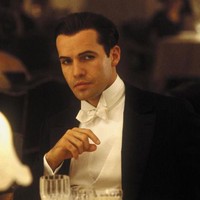 Billy Zane sukses membuat banyak orang benci padanya karena memerankan pria otoriter, egois dan licik, tunangan Rose, Caledon Hockey. Saat bermain film, usianya 31 tahun. Foto: Dok. Paramount Pictures