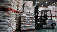 Beras-beras yang akan didistribusikan tersebut akan lebih dahulu dibersihkan di mesin Rice To Rice di Gudang Bulog, Jakarta.