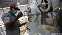 Seorang petugas tengah melakukan proses peningkatan kualitas beras di mesin Rice To Rice (RTR) yang berada di Gudang Bulog, Kelapa Gading, Jakarta, Rabu (2/9/2020).