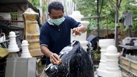 Bisnis pembuatan catur raksasa ini berawal dari hobinya bermain catur.  