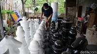 Jodi purnama (46) melakukan pengecekan kualitas barang kerajinannya di workshopnya yang terletak di kawasan Pondok Betung, Tangerang Selatan, Rabu (2/9/2020).  