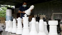 Catur raksasa ini sudah digunakan di Surabaya, Bali hingga ke Australia.  