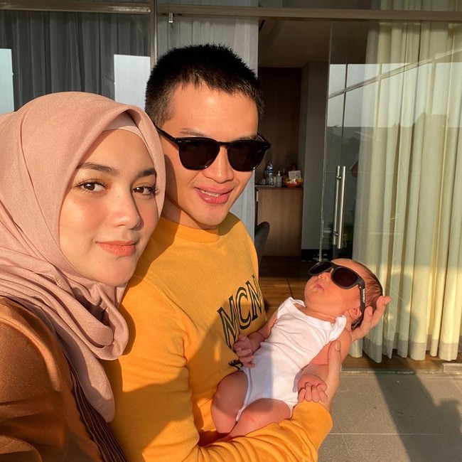Rezky dan Ciki resmi menjadi orangtua saat buah cinta pertama mereka lahir pada Agustus 2020. Bayi berjenis kelamin pria itu dinamai Keene Atharrazka Adhitya. (Foto: instagram)