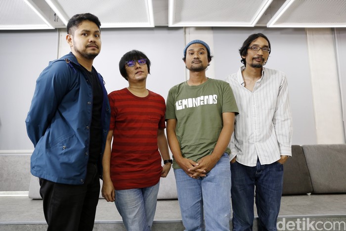 Band kolaborasi Harlan Boer dan Bangkutaman saat berkunjung ke kantor detikcom.