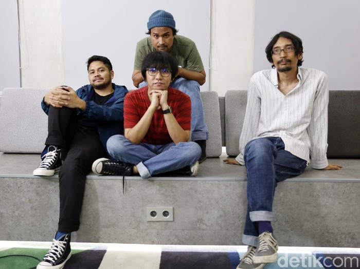 Band kolaborasi Harlan Boer dan Bangkutaman saat berkunjung ke kantor detikcom.