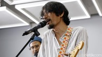 Ide kolaborasi itu datang ketika Harlan Boer ingin menampilkan sesuatu yang baru pada Cassete Store Day tahun lalu. Foto: Asep Syaifullah/detikHOT