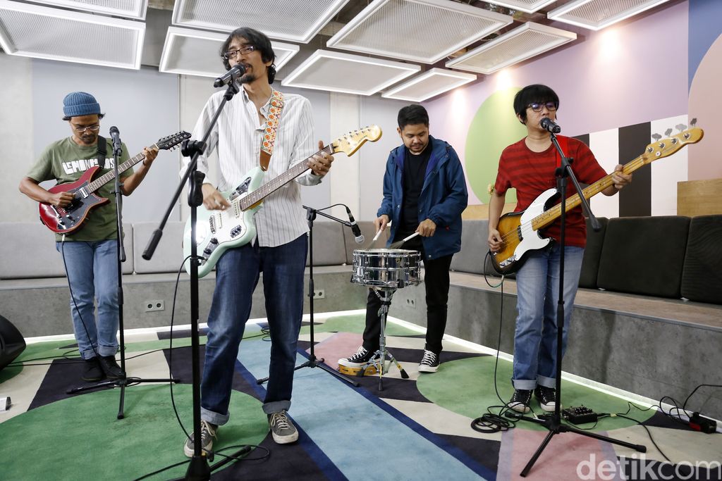 Band kolaborasi Harlan Boer dan Bangkutaman saat berkunjung ke kantor detikcom.