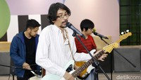 Selain dirilis dalam bentuk rilisan fisik format kaset, lagu-lagu Dam Dam Pop juga bisa dinikmati di layanan musik digital. Foto: Asep Syaifullah/detikHOT