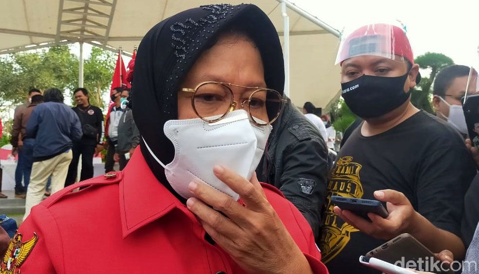 Wali Kota Surabaya, Tri Rismaharini, hadiri deklarasi bakal calon Wali Kota dan Wakil Wali Kota Surabaya Eri Cahyadi-Armuji. Deklarasi digelar di Taman Harmoni.