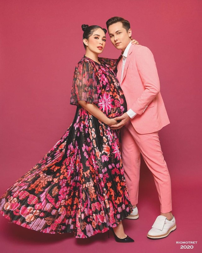 Di foto berikutnya, busana bernuansa merah muda menjadi pilihan mereka. Ussy yang sebelumnya telah memiliki empat anak ini menebar pesonanya dengan gaun lipit bermotif floral. (Foto: Instagram/@ussypratama)