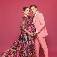 Di foto berikutnya, busana bernuansa merah muda menjadi pilihan mereka. Ussy yang sebelumnya telah memiliki empat anak ini menebar pesonanya dengan gaun lipit bermotif floral. (Foto: Instagram/@ussypratama)