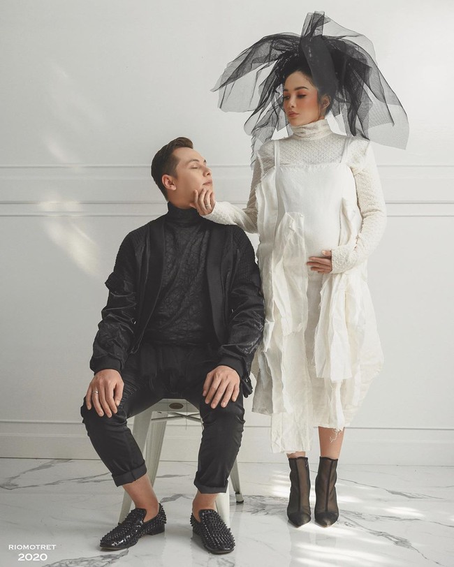 Kabar bahagia datang dari pasangan selebriti Ussy Sulistiawaty dan Andhika Pratama. Mereka baru dikaruniai seorang putra, Selasa (1/9/2020). Menjelang kelahiran anak yang dinamai Sakalingga Ibra Pratama, dua sejoli tersebut sempat melakukan maternity shoot bersama Rio Motret. Keduanya tampil kompak dalam tiga tema busana yang berbeda-beda. (Foto: Instagram/@ussypratama)