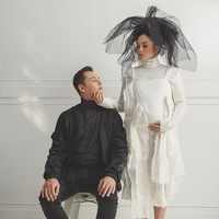 Kabar bahagia datang dari pasangan selebriti Ussy Sulistiawaty dan Andhika Pratama. Mereka baru dikaruniai seorang putra, Selasa (1/9/2020). Menjelang kelahiran anak yang dinamai Sakalingga Ibra Pratama, dua sejoli tersebut sempat melakukan maternity shoot bersama Rio Motret. Keduanya tampil kompak dalam tiga tema busana yang berbeda-beda. (Foto: Instagram/@ussypratama)