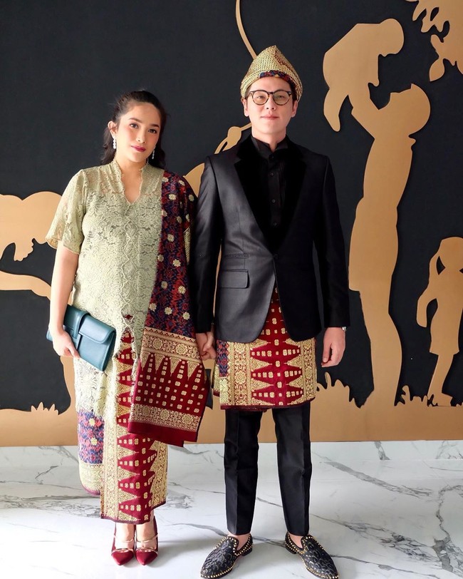 Di luar pemotretan tersebut, Ussy dan Andhika sempat bergaya kompak dalam balutan busana daerah untuk merayakan HUT ke-75 RI. (Foto: Instagram/@ussypratama)