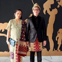 Di luar pemotretan tersebut, Ussy dan Andhika sempat bergaya kompak dalam balutan busana daerah untuk merayakan HUT ke-75 RI. (Foto: Instagram/@ussypratama)