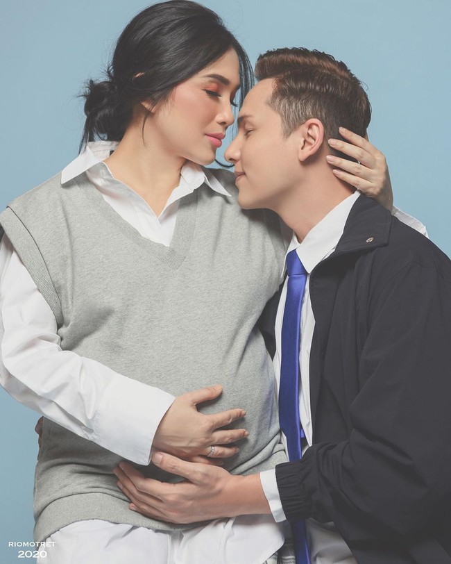 Mesranya Ussy dan Andhika. Ussy yang berusia lima tahun lebih tua dari Andhika duduk di pangkuan sang suami sembari merangkulnya.  (Foto: Instagram/@andhiiikapratama)