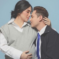 Mesranya Ussy dan Andhika. Ussy yang berusia lima tahun lebih tua dari Andhika duduk di pangkuan sang suami sembari merangkulnya.  (Foto: Instagram/@andhiiikapratama)