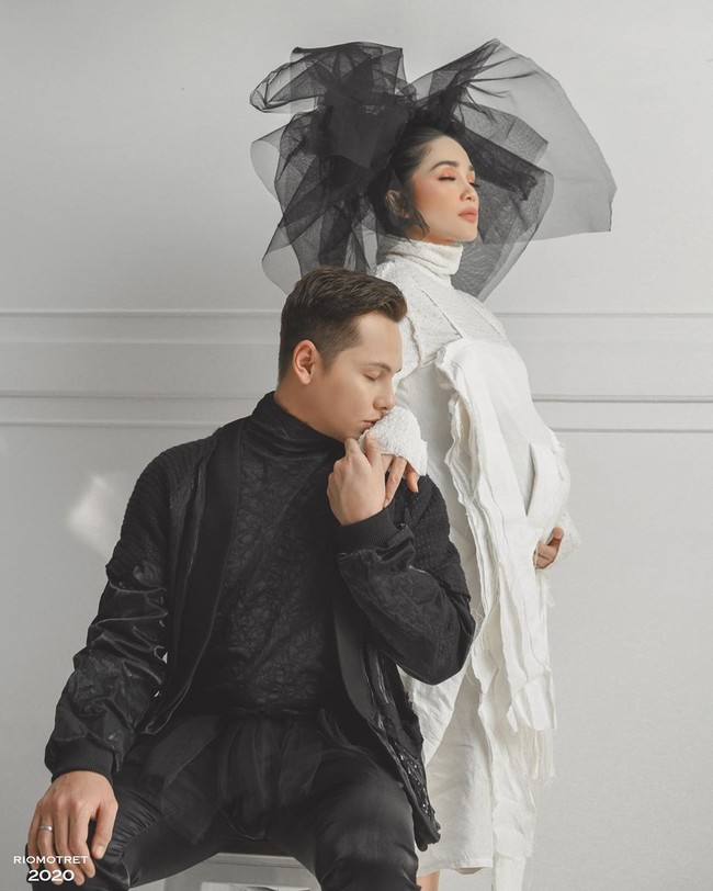 Salah satu foto menampilkan Ussy dan Andika bergaya dengan busana bernuansa hitam-putih. Pamer mesra, Andhika difoto sambil mencium tangan istrinya. (Foto: Instagram/@andhiiikapratama)