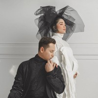 Salah satu foto menampilkan Ussy dan Andika bergaya dengan busana bernuansa hitam-putih. Pamer mesra, Andhika difoto sambil mencium tangan istrinya. (Foto: Instagram/@andhiiikapratama)