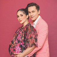 Selanjutnya ada Andhika Pratama. Andhika memilih menikahi Ussy Sulistiawaty pada 21 Januari 2012. Saat ini Andhika dan Ussy telah dikaruniai lima orang anak. Andhika dan Ussy sendiri terpaut usia 5 tahun. Ussy berusia lebih tua dari Andhika. Foto: Instagram/@andhiiikapratama