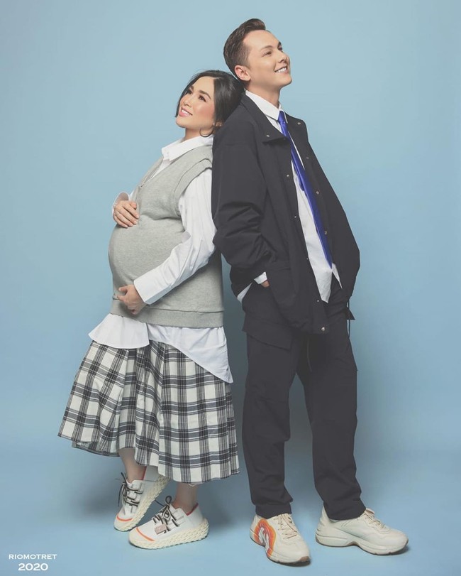 Untuk penampilan berikutnya, mereka memilih gaya yang lebih kasual dengan baju oversized alias gombrong. (Foto: Instagram/@ussypratama)