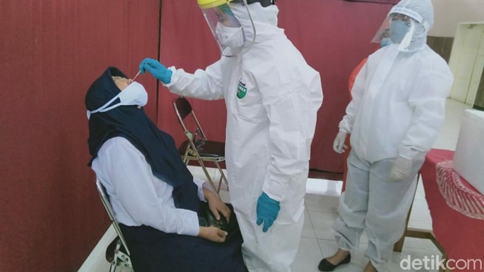 Guru di Cianjur mulai jalani swab test jelang KBM Tatap Muka. Guru di Cianjur mulai jalani swab test jelang KBM Tatap Muka.