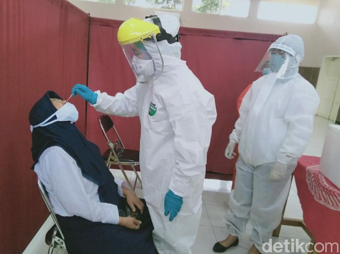 Guru di Cianjur mulai jalani swab test jelang KBM Tatap Muka.