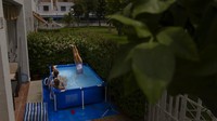 Mencari solusi untuk tetap sejuk, kolam portabel telah menjadi mode terbaru. Kolam itu bisa dibuat di halaman belakang atau teras rumah.  