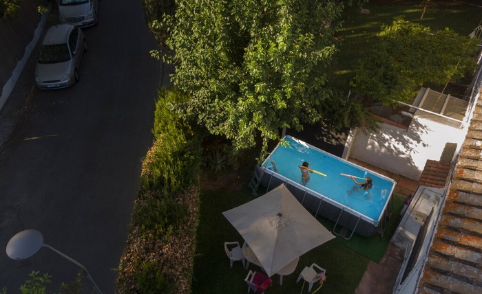 Hadapi Musim Panas dengan Kolam Renang Portabel A big inflatable flamingo floats in a plastic portable pool in a private patio in Seville, Spain on Aug. 11, 2020. Maria Luque bought the pool