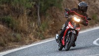 Di Yunani, Honda Supra X 125 ditawarkan dalam 2 pilihan warna, Energetic Red dan Quantum Matte Black. Oh iya, motor ini juga sudah dibekali fitur port USB untuk mengisi ulang baterai gawai. Foto: Honda Yunani