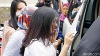 Sambil menelepon, Iis pun berlalu hingga masuk ke dalam mobil tanpa memperdulikan pertanyaan awak media. Pool/Noel/detikFoto.