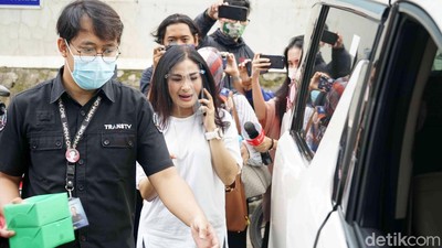 Hindari Wartawan, Iis Dahlia Telepon Siapa Sih?