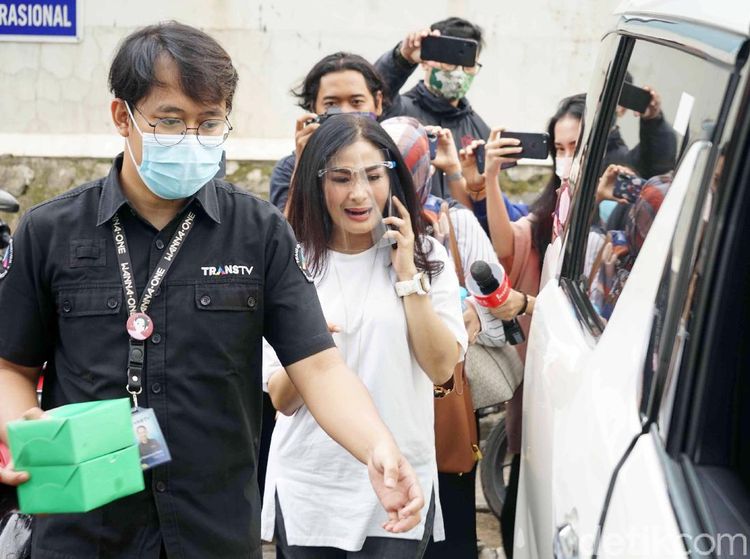 Hindari Wartawan, Iis Dahlia Telepon Siapa Sih?