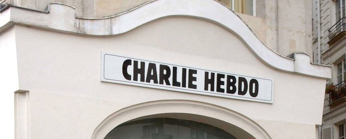 Ilustrasi Charlie Hebdo Police officers and firefighters gather in front of the offices of the French satirical newspaper Charlie Hebdo in Paris, after armed gunmen stormed the offices leaving
