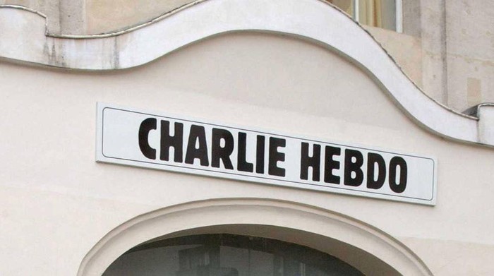 Ilustrasi Charlie Hebdo Police officers and firefighters gather in front of the offices of the French satirical newspaper Charlie Hebdo in Paris, after armed gunmen stormed the offices leaving casualties, according to the publications cartoonist, and six seriously injured