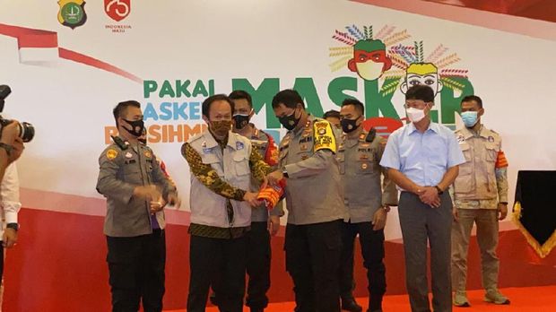 Kapolda Metro Jaya Irjen Nana Sudjana membagi-bagikan 250 ribu masker di kawasan Industri Jababeka, Kabupaten Bekasi, Rabu (2/9/2020).