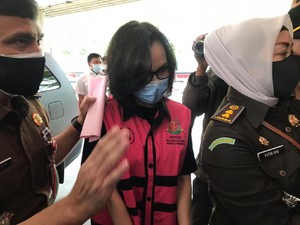 Berompi Pink, Jaksa Pinangki Menunduk Saat Hendak Diperiksa di Kejagung