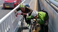 Beberapa pesepeda malah bisa melewati jembatan ini, yang membuktikan kalau jembatan ini tidak semenyeramkan yang dibayangkan (Instagram @okano_ryu)