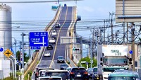 Terlihat kalau jalan mendaki jembatan punya kemiringan sangat ekstreme. Apalagi foto dan video jembatan Eshima Ohashi selalu diiringi narasi-narasi tentang betapa menyeramkannya melewati jembatan itu. (Instagram @cheese_sekai)