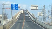 Jembatan ini menyambungkan Perfektur Shimane dan Perfektur Tottori, yang dipisahkan Danau Nakaumi. Terdiri dari dua jalur, jembatan Eshima Ohashi merentang sejauh 1,7 km. Jika ditotal, jembatan ini punya lebar 11,4 meter. (Instagram @yukkiy1975)