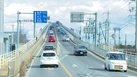 Dari arah Perfektur Shimane, tingkat kemiringannya hanya sebesar 6,1% (atau sekitar 3,50 derajat). Sedangkan dari arah Perfektur Tottori tingkat kemiringannya cuma berada di angka 5,1% (atau sekitar 2,92 derajat). Angka terebut tergolong sangat biasa untuk sebuah jalanan menanjak. (Instagram @tmmode)