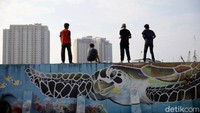 Walaupun mendapat kritik dari sejumlah anggota DPRD DKI Jakarta, Anies tetap melanjutkan pembangunan Kampung Akuarium yang disebut Kampung Susun Akuarium. Grandyos Zafna/detikcom.