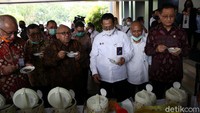 Menteri Sosial Juliari Batubara (kanan) bersama Direktur Utama Perum Bulog Budi Waseso (dua kanan) dan Dirjen Pemberdayaan Sosial Kementerian Sosail Edi Suharto menjajal nasi dari beras produk Bulog usai meluncurkan Program Bantuan Sosial Beras di Gudang Bulog Jakarta, Rabu (2/9/2020).