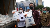 Bansos beras kepada 10 juta KPM-PKH ini diberikan kepada mereka yang belum tersentuh stimulus bantuan dari pemerintah lainnya selama masa pandemi COVID-19 ini.