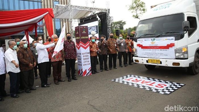 Kemensos dan Bulog Luncurkan Program Bantuan Sosial Beras Kemensos berkolaborasi dengan Perum Bulog. Mereka meluncurkan Program Bantuan Sosial Beras kepada 10 juta keluarga harapan.