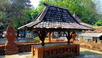 Bangunan ini memiliki dua tiang yang memiliki filosofi dua kalimat syahadat. Mande Semar Tinandu meripakan tempat duduk penghulu keraton, dan kepala kaum masjid. Letaknya di sebelah timur Mande Malang Semirang.
